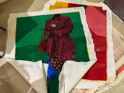 Obra de Paul Oyetunde Ogunlesi, que no pinta cabezas a sus personajes. “Hablo de temas universales como la muerte, el amor, la esperanza o la fe. Mis obras no necesitan caras”.