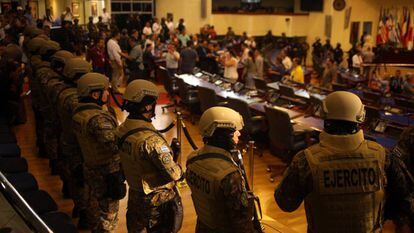Militares armados en el interior del Congreso de El Salvador durante la sesión del domingo.