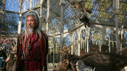 El artista filipino Kidlat Tahmik presenta la exposición ‘Magallanes, Marilyn, Mickey y fray Dámaso. 500 años de conquistadores RockStar’, en el Palacio de Cristal.