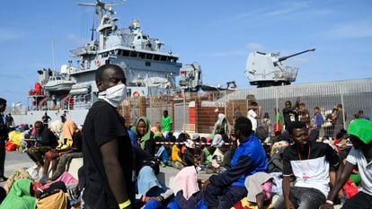 Unos migrantes en el puerto de Lampedusa (Italia), el pasado septiembre.