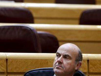 El ministro de Econom&iacute;a y Competitividad, Luis de Guindos, durante un pleno celebrado el Senado, en Madrid.