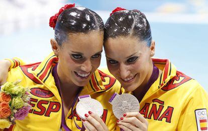 Las españolas Andrea Fuentes y Ona Carbonell, con sus peinados acabados en aceite de bacalao.