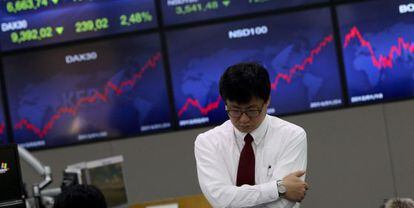 Un empleado en la Bolsa de Seúl (Corea del Sur)