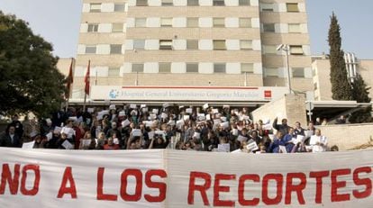 Protesta de los sanitarios frente al Gregorio Mara&ntilde;&oacute;n. 