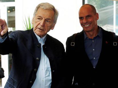El cineasta griego Costas-Gavras (a la izquierda) con el economista Yanis Varoufakis. En vídeo, imágenes de la película.