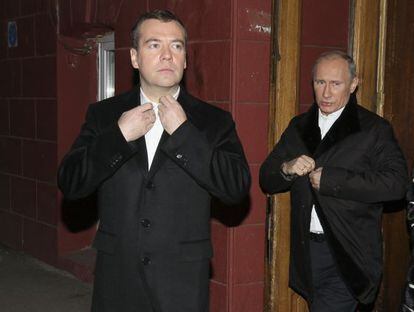 Medvedev y Putin tras reunirse con seguidores en Moscú.