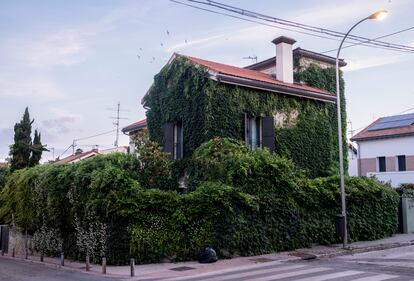 Una casa cubierta completamente de hierbas y flores en la colonia
