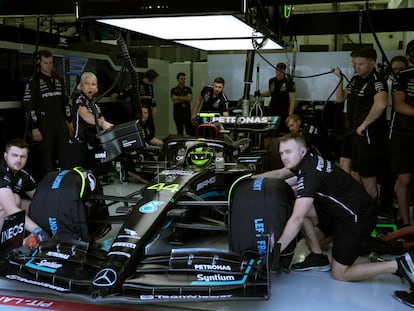 El Mercedes de Lewis Hamilton, en el garaje, durante los tests de pretemporada de Fórmula 1 en Baréin.