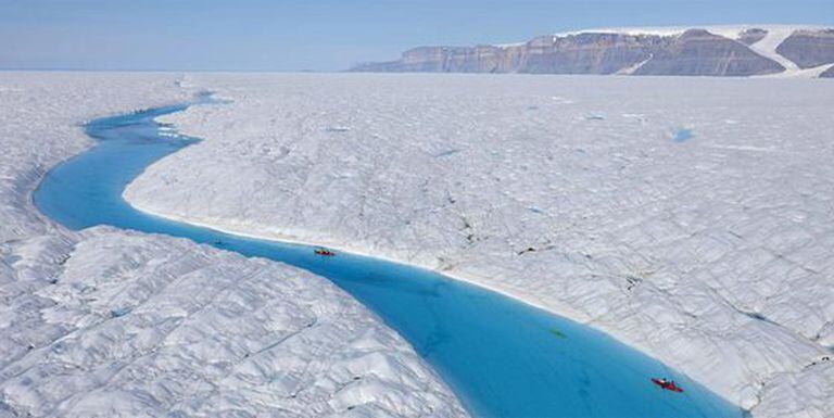 El glaciar de Petermann, en el que el pasado jueves se desprendió un trozo de hielo de 260 kilómetros cuadrados, en una fotografía de archivo de julio de 2009. En la imagen, científicos de un proyecto en colaboración de Greenpeace recorren en kayak una de las masas de agua líquida del glaciar.