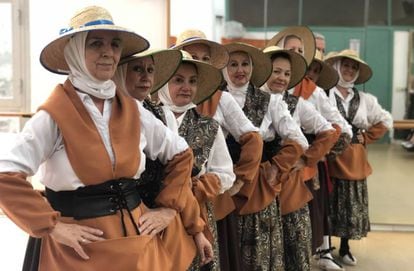Algunas de las mujeres que mantienen viva la Jota de Alcorcón.
