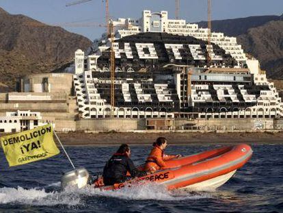 Fotografía facilitada por Greenpeace de su acción en el hotel El Algarrobico, en Carboneras (Almería).