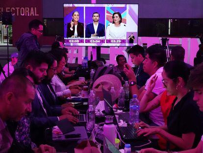 Periodistas observan el primer debate presidencial entre los candidatos Claudia Sheinbaum, Jorge Álvarez Máynez y Xóchitl Gálvez.