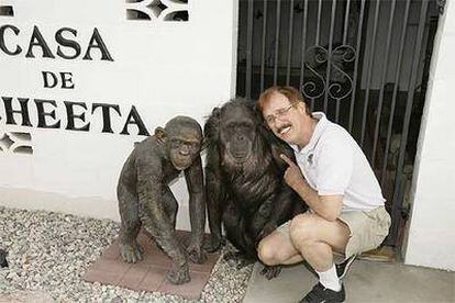Dan Westfall, el cuidador de <i>Chita (Cheeta</i> en inglés), con ella y otro mono.