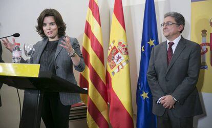 Soraya Sáenz de Sanatmaria y Enric Millo este lunes.