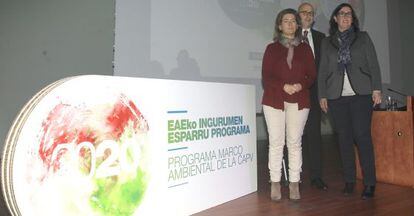 Ana Oregi, junto a Josean Galera y Alejandra Iturrioiz en la presentaci&oacute;n del Programa Marco Ambiental 2020.