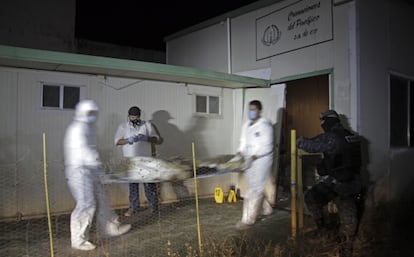 Forenses trasladan los cadáveres hallados en un crematorio de Acapulco. / AP