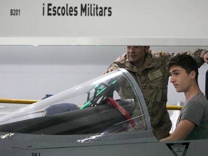 Un militar da explicaciones a un joven en el mostrador del Ej&eacute;rcito del Sal&oacute;n de la Ense&ntilde;anza, ayer en Barcelona.