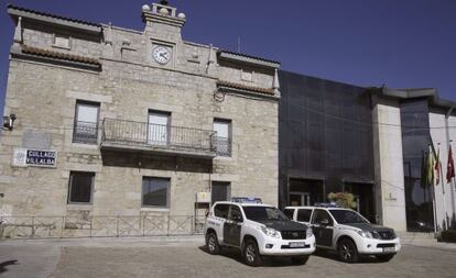 Coches de la Guardia Civil frente al Ayuntamiento de Collado Villalba.