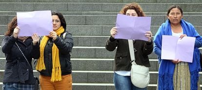 <b>8 de marzo de 2011.</b> Varias mujeres sostienen cartulinas de color lila en un acto reivindicativo en Bilbao con motivo del Día Internacional de la Mujer bajo el lema "Igual acceso a la educación, la formación, la ciencia y la tecnología: el camino hacia el trabajo decente para las mujeres".