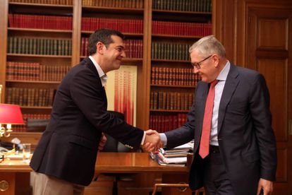 El primer ministro griego, Alexis Tsipras (izq), recibe este miércoles en Atenas a Klaus Regling, director gerente del fondo de rescate de la zona euro. EFE/ Alexandro Beltes