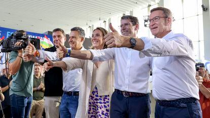 El presidente del PP, Alberto Núñez Feijóo (d), participa en un acto público en Logroño, junto a la secretaria general del partido, Cuca Gamarra (c), y el presidente Gonzalo Capellán (2d), el alcalde de Logroño, Conrrado Escobar.