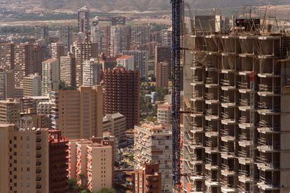 Panorámica de la ciudad e imagen de un edificio en construcción en Benidorm (Alicante), en una fotografía del 4 de octubre de 2004. Esta localidad es la que tiene más rascacielos de España: se han construido 27 edificios de más de 100 metros de altura.