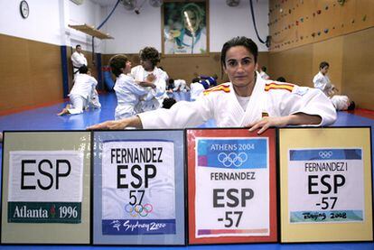 Isabel Fernández posa con los diplomas olímpicos en su gimnasio de Alicante