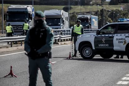 Agentes de la Guardia Civil controlan el paso fronterizo entre España y Portugal en Tui (Pontevedra), en marzo.