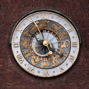 Reloj astronómico en la fachada del Ayuntamiento de Oslo.