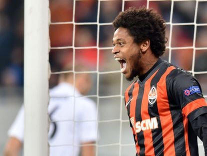 Luiz Adriano celebra uno de sus goles contra el BATE.