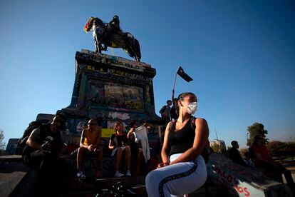 Una mujer, con mascarilla, en una protesta en Santiago de Chile.