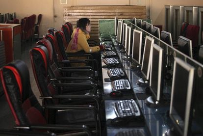 Una internauta china en un cibercafé.