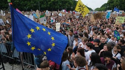 Miles de jóvenes proeuropeos se concentran ayer en Berlín por el clima, uno de los temas clave en las elecciones al Parlamento Europeo.