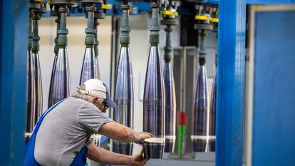 Un operario trabaja en la fabricación de proyectiles de 155 milímetros en una fábrica de Rheinmetall, el pasado junio.