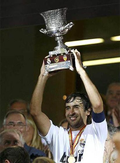 El capitán del Real Madrid levanta el trofeo de la Supercopa