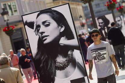 Uno de los retratos de la exposici&oacute;n &#039;60 segundos en el Festival de M&aacute;laga&#039; instalada en calle Larios de M&aacute;laga para el certamen.