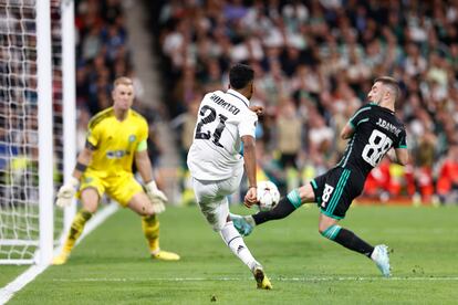 Rodrygo dispara en el partido Real Madrid-Celtic.