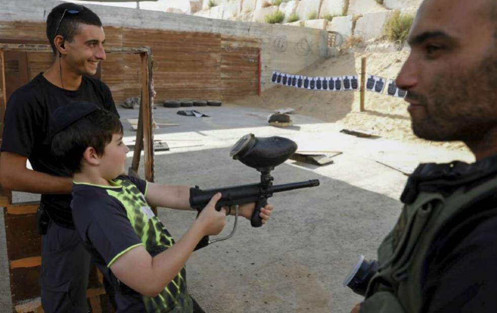 En vez de fusiles de asalto, los menores se tienen que conformar con armas de 'paintball'.