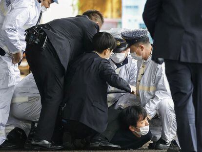 Agentes inmovilizan al supuesto autor del lanzamiento de una bomba de humo durante el mitin del primer ministro japonés, Fumio Kishida, este sábado en Wakayama, en el oeste de Japón.