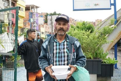 Laeso, vecino de Paraisópolis, recoge paquetes de comida donada desde que perdió su empleo en la pandemia.