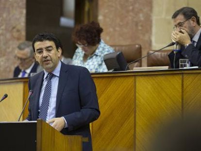 Mario Jim&eacute;nez, durante su intervenci&oacute;n en el Parlamento andaluz.