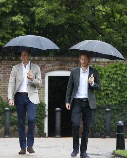 Guillermo y Enrique de Inglaterra tienen todo el dinero del mundo para hacer lo que quieran, y viven en un lugar con la suficiente cantidad de lluvia para comprarse el paraguas más caro del mundo. La mayoría de nosotros podemos pasar con uno normal.