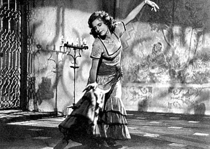 Leni Riefenstahl, en un fotograma de su película 'Tiefland' (1954), que dirigió y protagonizó ella misma.