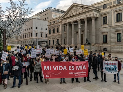 Cocentracion frente al Congreso de los Diputados en apoyo a la ley de Eutanasia, el 17 de diciembre.