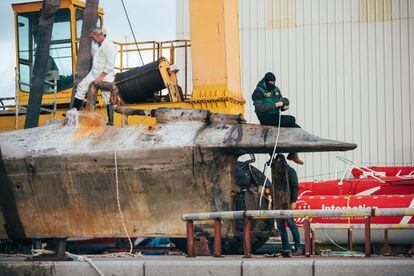 El narcosubmarino hallado en la ría de Arousa, en el puerto de O Xufre, en el municipio pontevedrés de A Illa de Arousa, donde fue trasladado, el martes.