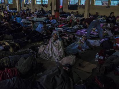 Migrantes hondureños pasan la noche en un albergue de Ciudad de Guatemala.