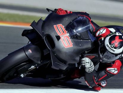 Lorenzo, con la Ducati, ayer durante los test de de Cheste.