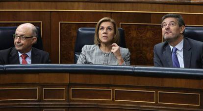 Los ministros Montoro, Cospedal y Catala en el pleno del Congreso de los Diputados.
