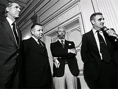 Alfredo Molinas, el tercero por la izquierda, en una fotografía en La Moncloa en 1977.
