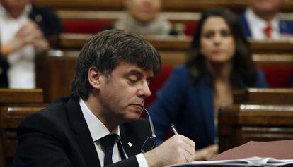 El presidente de la Generalitat, Carles Puigdemont, y la l&iacute;der de Ciutadans, In&eacute;s Arrimadas, en el  pleno del Parlament.